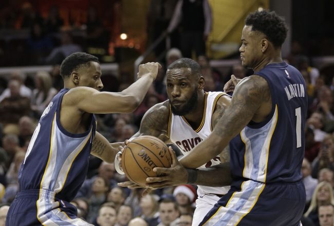 NBA: Cleveland ukončil víťaznú sériu Memphisu, triple-double Greena