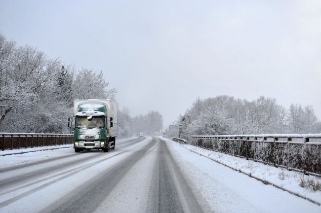 Cestári upozorňujú na husté sneženie i poľadovicu