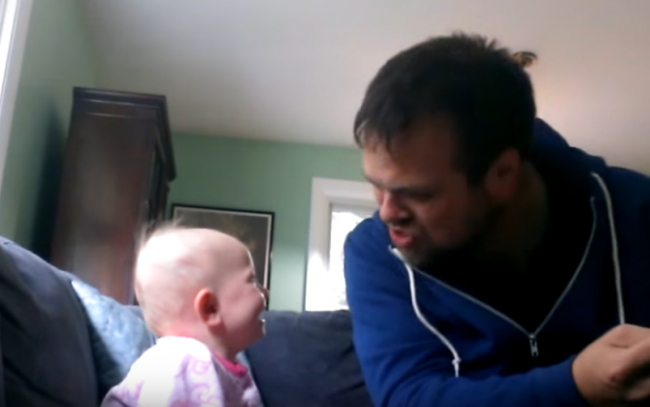 Video: Dievčatko sa nemôže prestať smiať na strýkovi, jeho výkon je fantastický