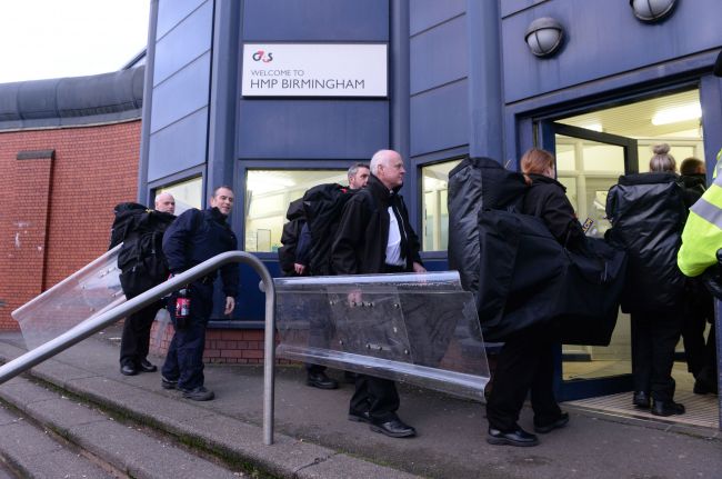 Polícia potlačila po vyše 12 hodinách vzburu vo väznici v Birminghame
