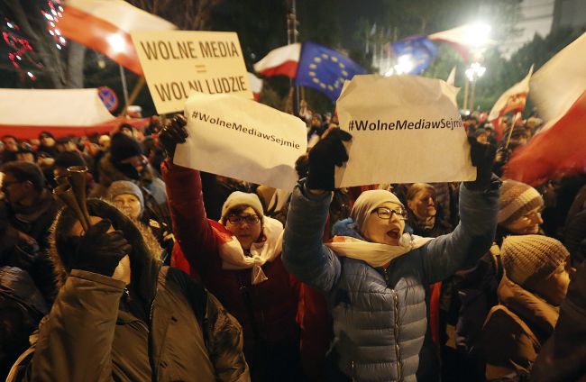 Poľsko: Tisíce demonštrantov protestovali proti obmedzovaniu slobody médií