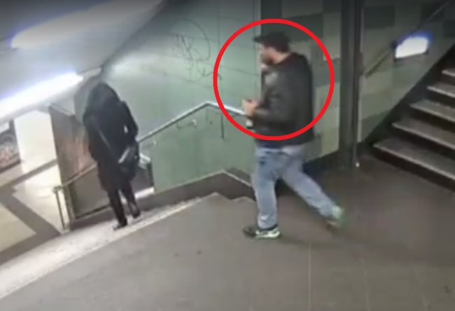 Zatkli muža za brutálny útok na ženu v berlínskom metre