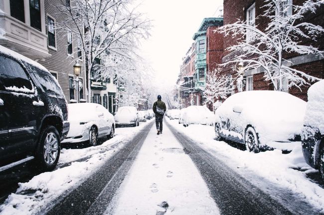 USA zasiahli snehové búrky a mráz, skomplikovali dopravu