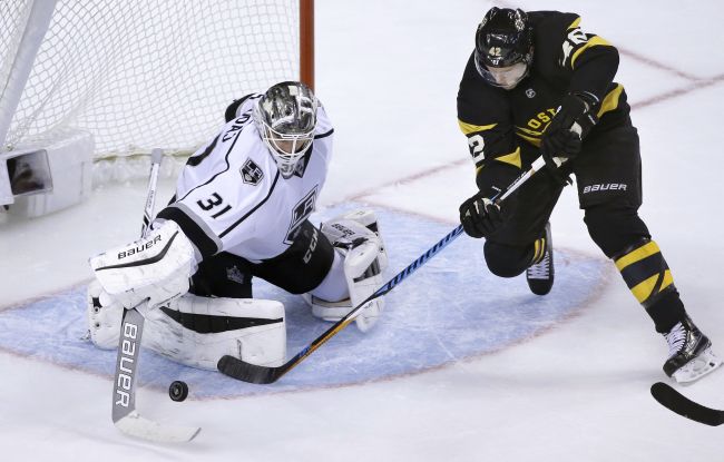 Video: Budaj bol hviezdou duelu, Tortorella s 500. výhrou v NHL