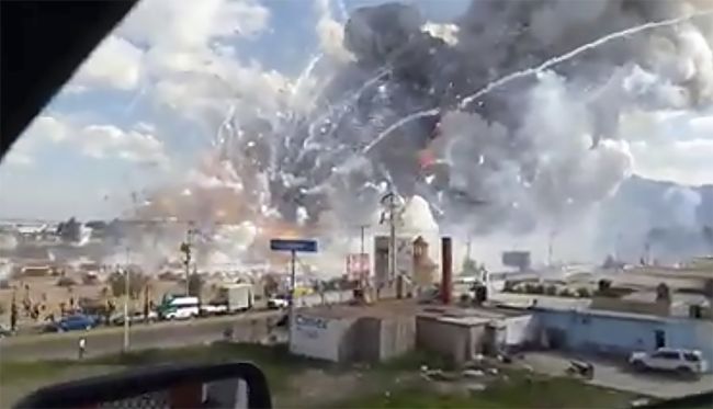 Video: Po výbuchoch na trhu s pyrotechnikou hlásia najmenej 26 mŕtvych