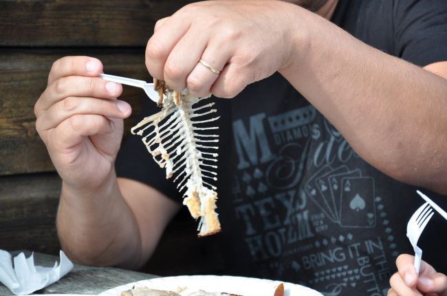 Pre rybiu kosť v krku netreba robiť paniku, pomôcť môže chleba či zemiak