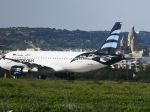 Maltský premiér: Rukojemnícka dráma sa skončila, únoscovia lietadla sa vzdali