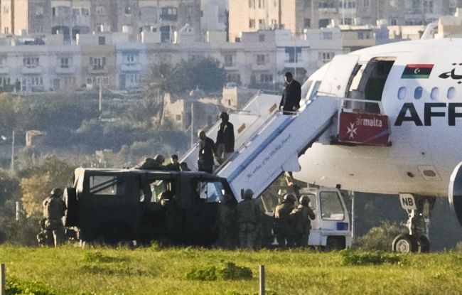 Malta: Zbrane únoscov z líbyjského lietadla boli replikami