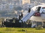 Malta: Zbrane únoscov z líbyjského lietadla boli replikami