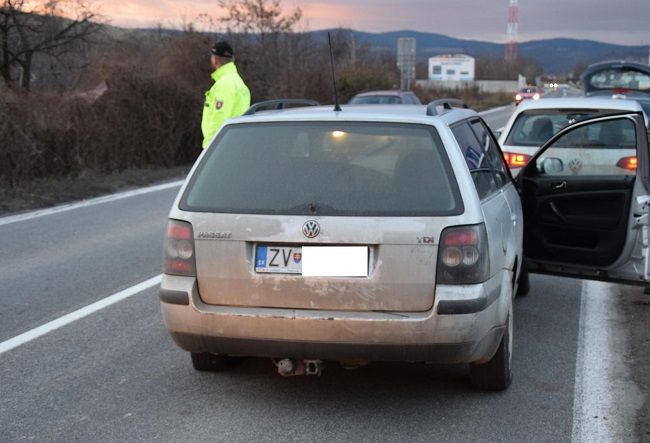 Vodiča v ukradnutom aute zastavili až výstrely