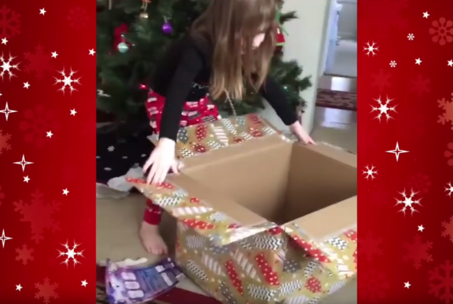 Video: Dievčatko dostalo na Vianoce prázdnu škatuľu
