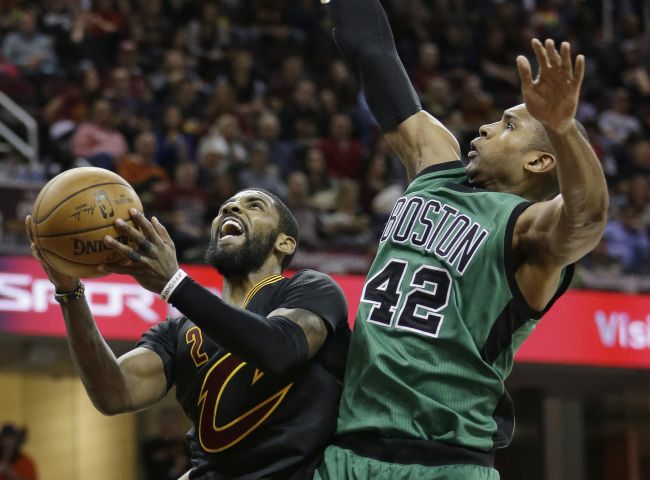 Video: Irving prispel k výhre obhajcu titulu v NBA 32 bodmi