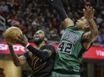 Video: Irving prispel k výhre obhajcu titulu v NBA 32 bodmi