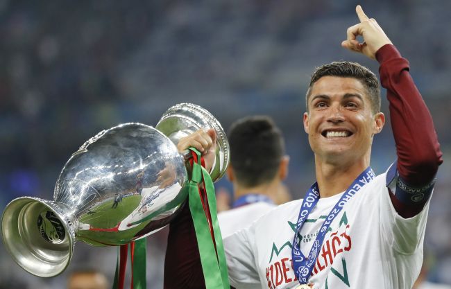 Číňania ponúkajú Ronaldovi 100 miliónov ročne