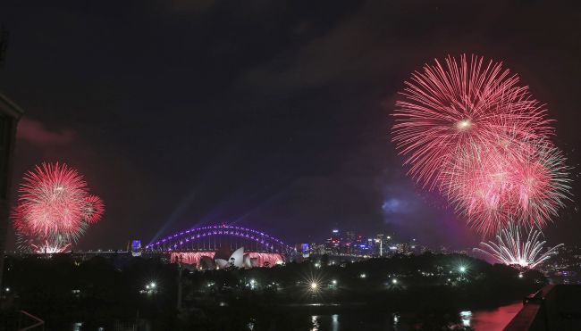 Video: Sydney privítalo nový rok tradičným veľkolepým ohňostrojom