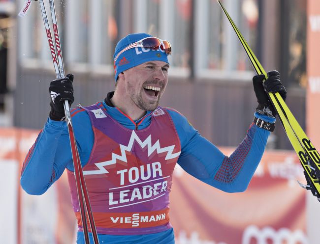 Video: Usťugov a Nilssonová víťazmi prvej etapy Tour de Ski