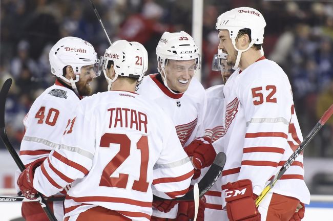 Video: Tatar dvakrát asistoval v jeho jubilejnom zápase NHL