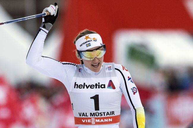 Video: Nilssonová vyhrala skiatlon a vedie Tour de Ski