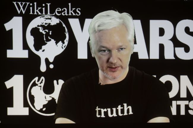Assange tvrdí, že Rusko nestojí za hakerskými útokmi na amerických demokratov