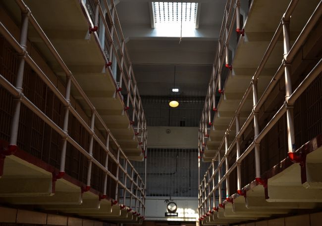 Z väznice uniklo najmenej 130 trestancov