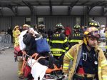 Pri nehode vlaku v Brooklyne utrpelo zranenia vyše 100 zranených