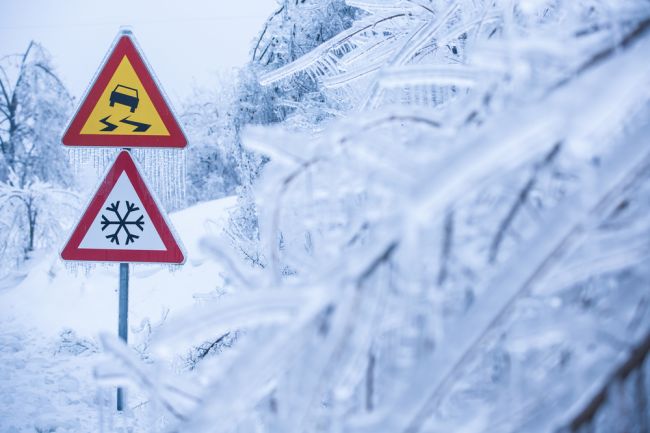 Cestári upozorňujú na sneženie, poľadovicu i tvorbu snehových závejov