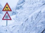 Cestári upozorňujú na sneženie, poľadovicu i tvorbu snehových závejov
