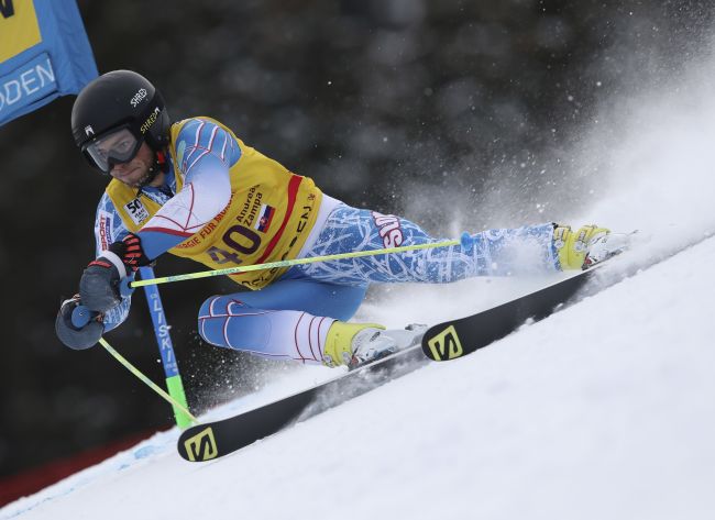 Slovenský lyžiar prekonal slávnejšieho brata a postúpil do 2. kola slalomu