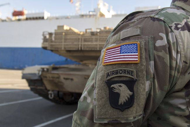 Presun amerických tankov do Európy je "darčekom" od administratívy USA