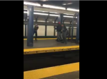 Video: Mladá žena hazarovala so svojím životom v stanici metra. Kruto sa jej to vypomstilo