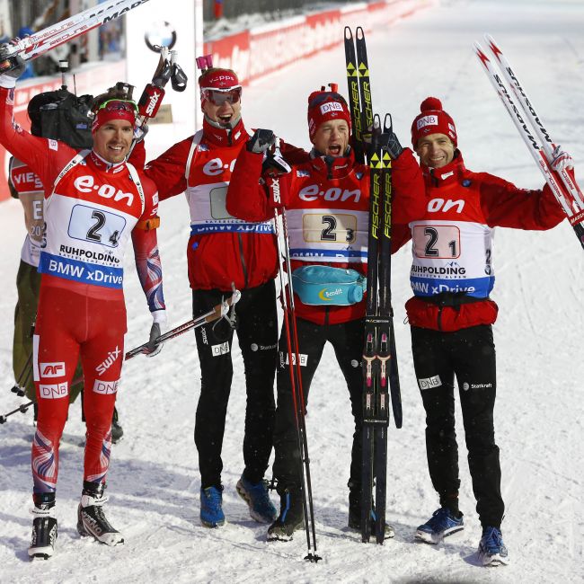 VIDEO: Nóri uchmatli triumf v biatlonovej štafete Rusom