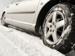 Na Orave dnes boli neprejazdné už dve cesty, povrch vozoviek pokryl čerstvý sneh