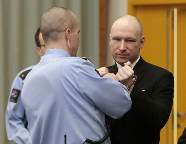 Masový vrah Breivik tvrdí, že ho izolácia ešte viac zradikalizovala