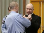 Masový vrah Breivik tvrdí, že ho izolácia ešte viac zradikalizovala