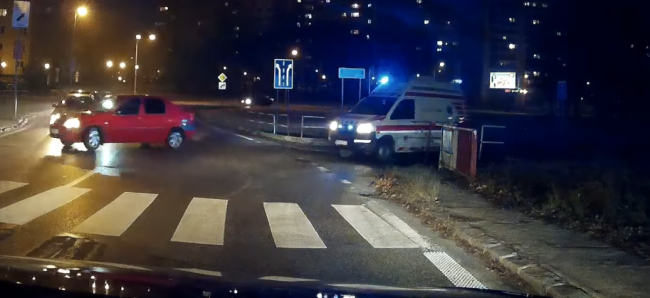 Video: Vodičovi sanitky v Bratislave praskli nervy