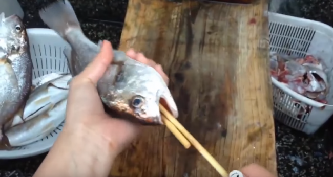 Video: Šikovný spôsob ako očistiť rybu od vnútorností