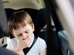 Prečo cítime nevoľnosť počas čítania v aute?