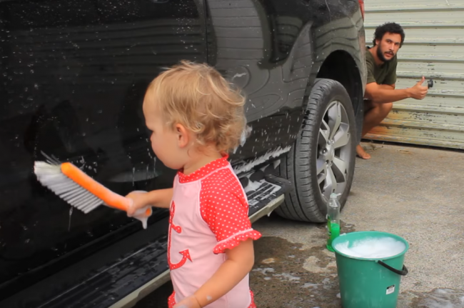 Video: Potrebujete umyť auto? Tak to si pozrite nápad tohto skvelého otecka