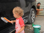 Video: Potrebujete umyť auto? Tak to si pozrite nápad tohto skvelého otecka