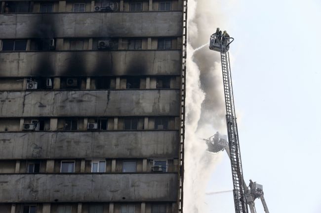 Video: Horiaca výšková budova v Teheráne sa zrútila, zahynulo najmenej 30 hasičov
