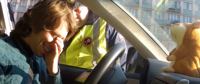 Video: Malá plyšová hračka úplne odrovnala ruského policajta