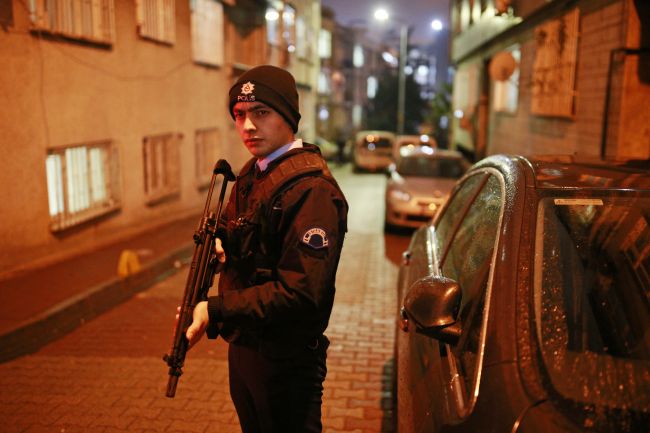 Budovy polície a vládnucej strany v Istanbule zasiahli rakety