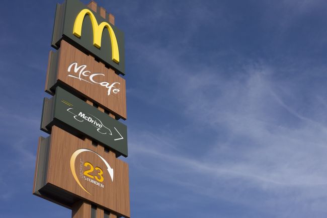 Tržby aj zisk spoločnosti McDonald's klesli