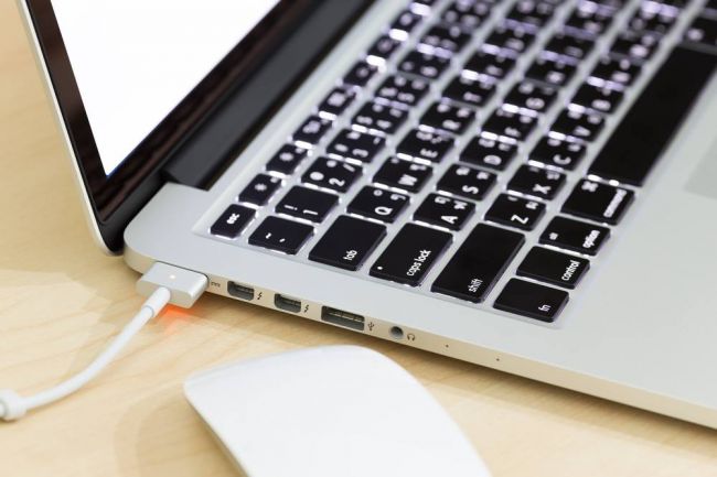 Ako predĺžiť životnosť batérie na notebooku?