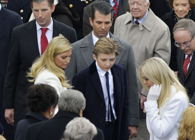 Biely dom vydal vyhlásenie, ktorým žiada nechať Barrona Trumpa na pokoji