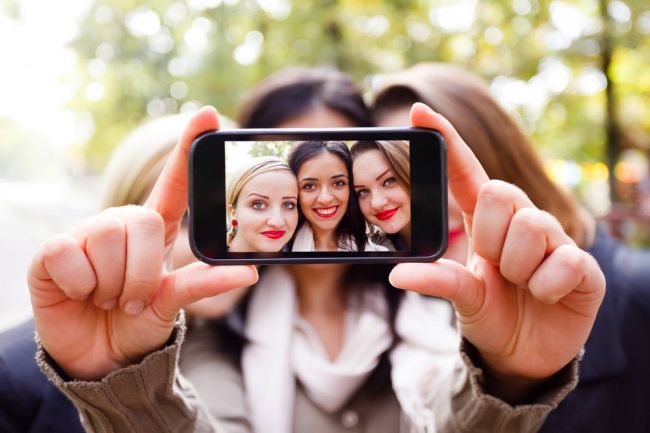Vyzeráte na selfie fotkách čudne? Vedci majú pre to vysvetlenie