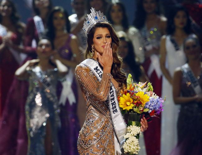 Novou Miss Universe sa stala Francúzka Iris Mittenaereová
