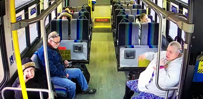 Video: Dodávka vrazila do autobusu. Milimetre delili ľudí od istej smrti