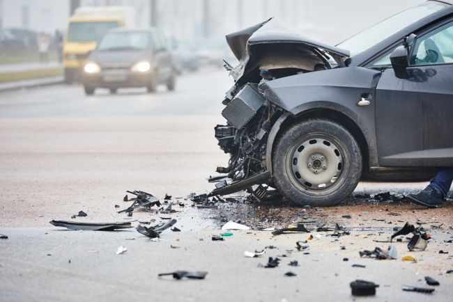 Hromadná zrážka si vyžiadala najmenej 65 zranených