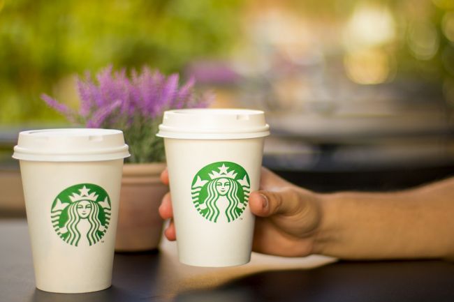 V reakcii na Trumpove kroky Starbucks prisľúbil zamestnať 10.000 utečencov
